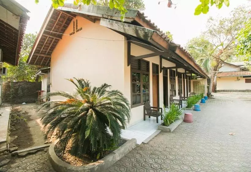 Retkeilymaja Reddoorz @ Pantai Pelabuhan Ratu 2