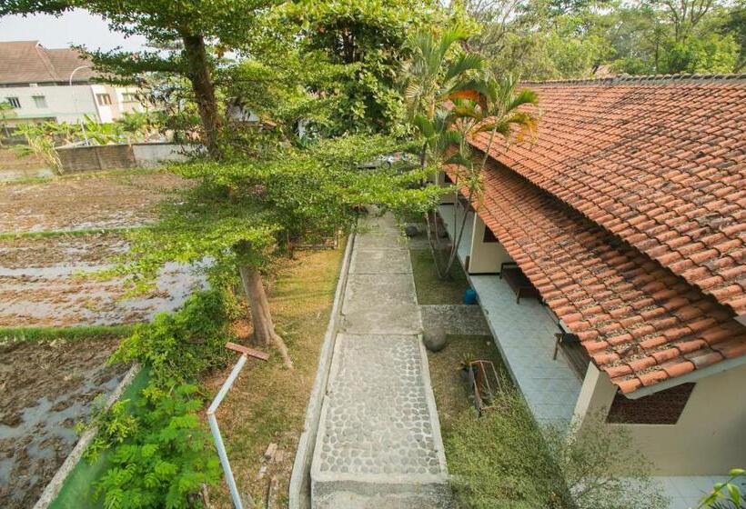 فندق صغير Reddoorz @ Pantai Pelabuhan Ratu 2