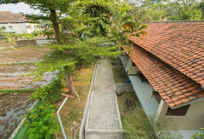 Retkeilymaja Reddoorz @ Pantai Pelabuhan Ratu 2