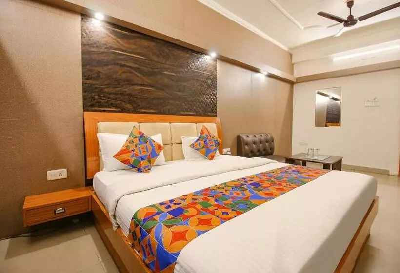 Fabhotel Neena Palace