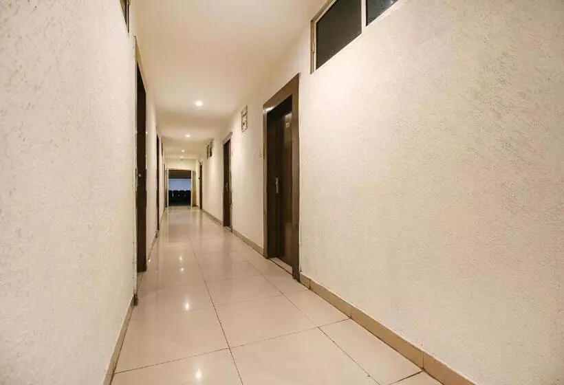 Fabhotel Neena Palace