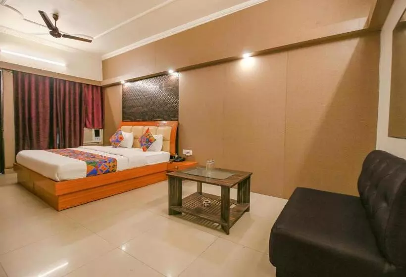 Fabhotel Neena Palace