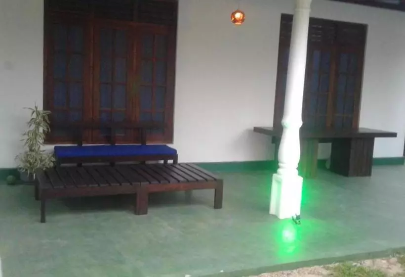 هتل Brothers Villa Mirissa