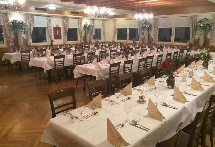 ホテル Schlosstaverne Thannhausen