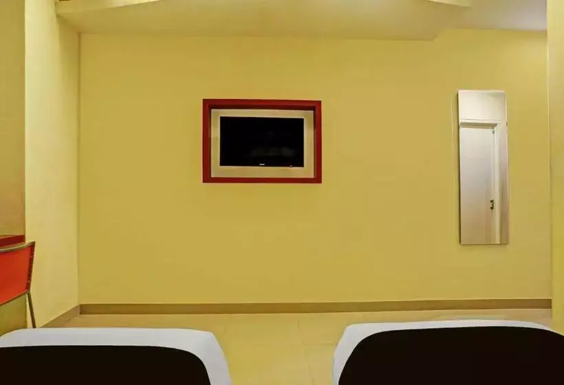 Townhouse Oak Malang Near Itn Malang Formerly Fariz Hotel Singosari