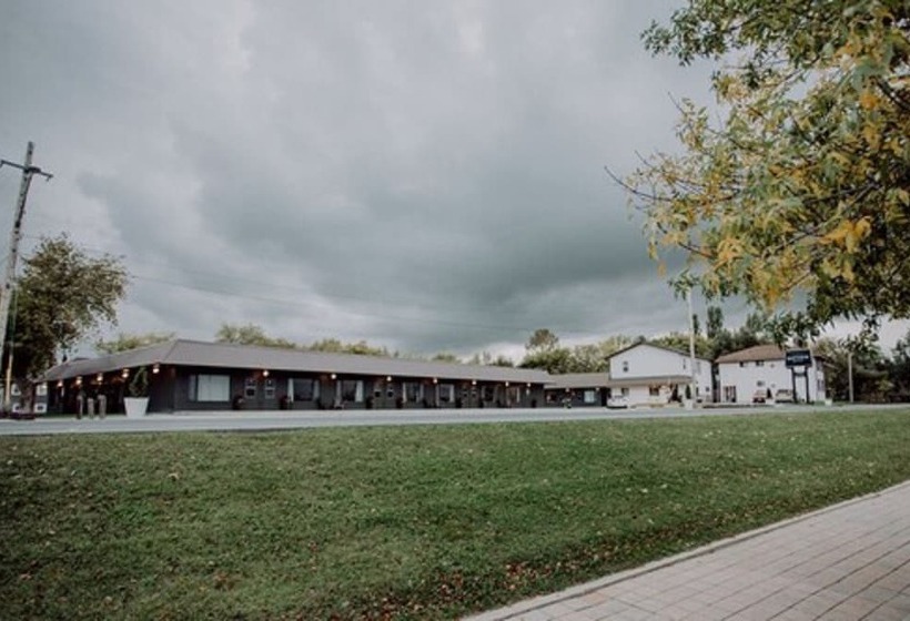 The Bayview Motel   Fort France, On   Lakeside Motel