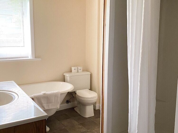 The Bayview Motel   Fort France, On   Lakeside Motel