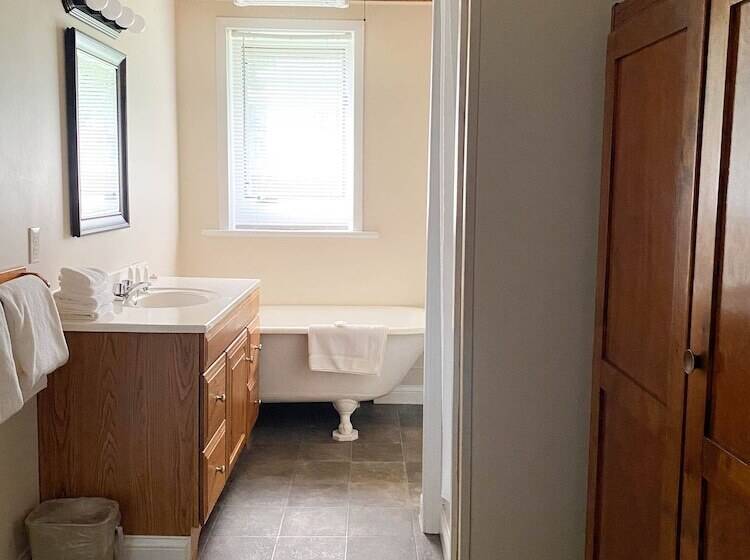 The Bayview Motel   Fort France, On   Lakeside Motel