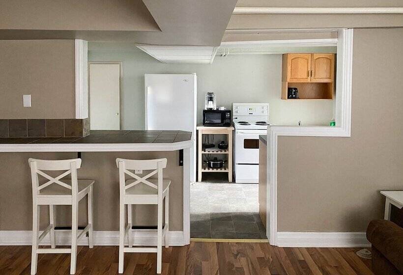 The Bayview Motel   Fort France, On   Lakeside Motel