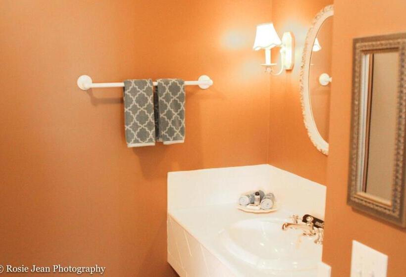 Flowertown Bed And Breakfast