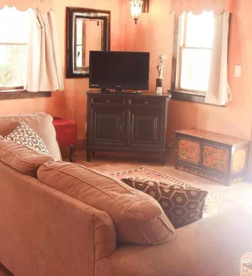 Flowertown Bed And Breakfast