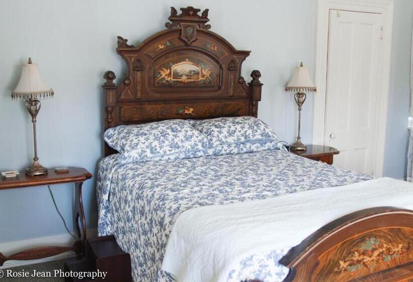 Flowertown Bed And Breakfast