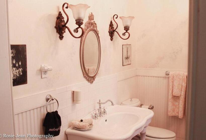 Flowertown Bed And Breakfast