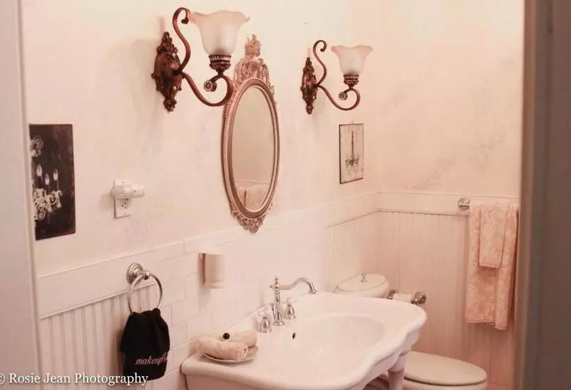 Flowertown Bed And Breakfast