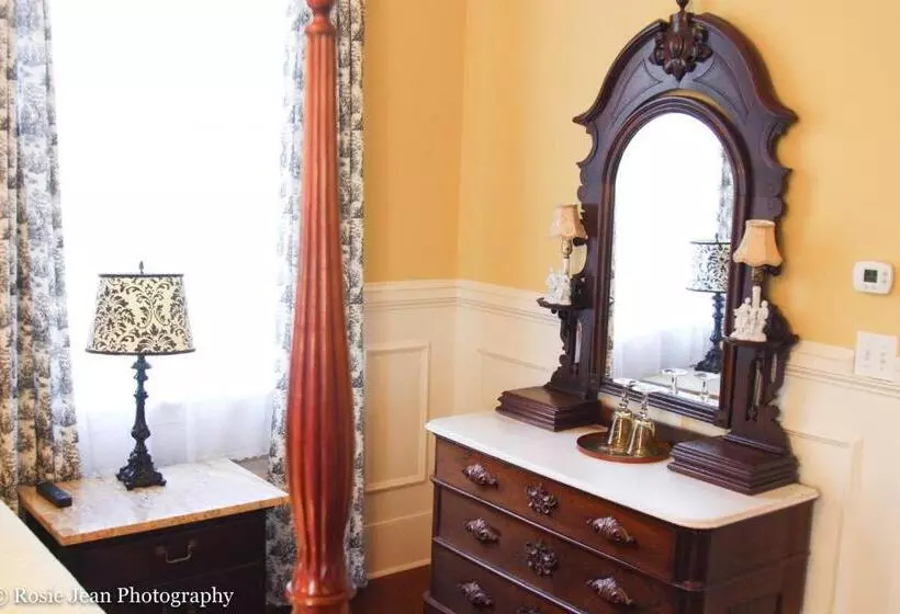 Flowertown Bed And Breakfast