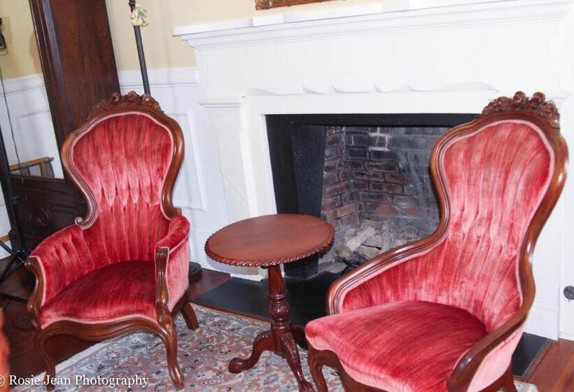 Flowertown Bed And Breakfast