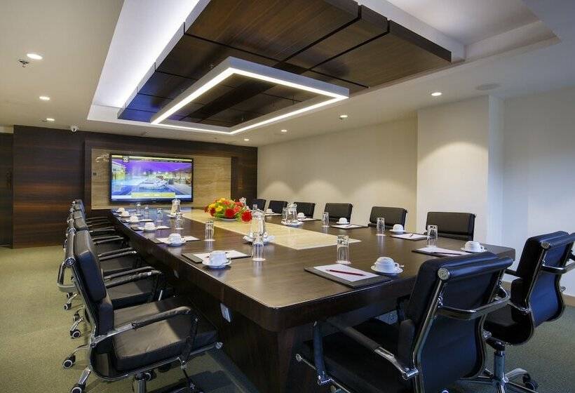 هتل Ramada By Wyndham Kathmandu Dhumbarahi