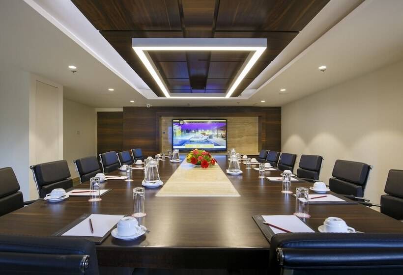 هتل Ramada By Wyndham Kathmandu Dhumbarahi