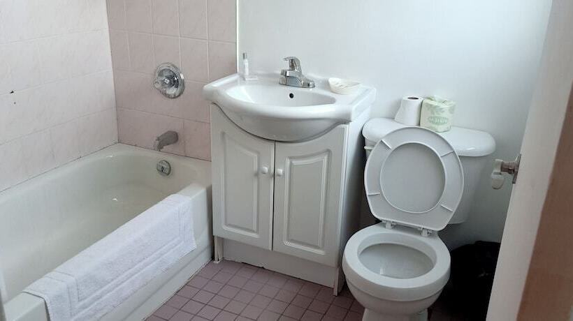 בית מלון כפרי Travelodge By Wyndham London Ontario