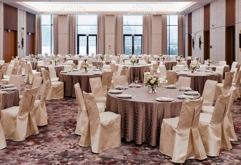 هتل Waldorf Astoria Minsk