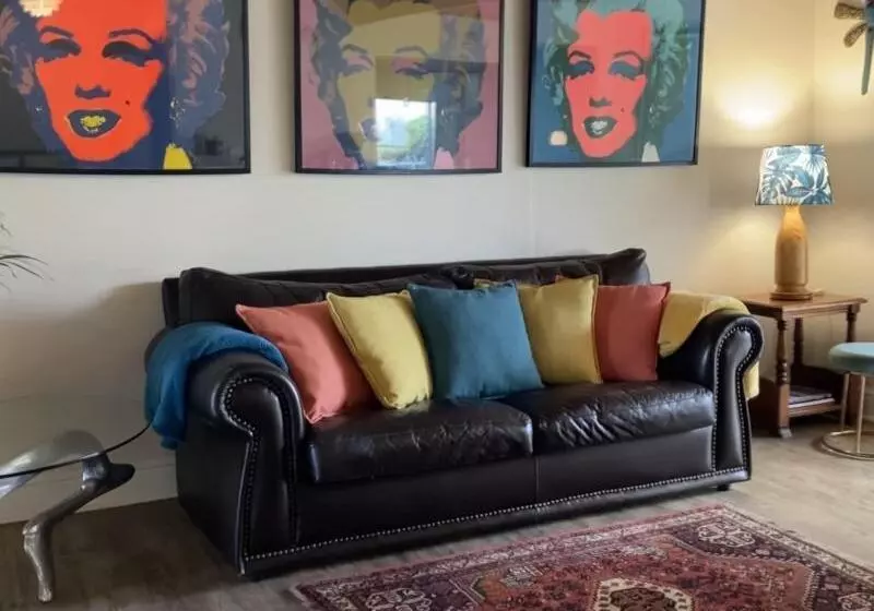 Dolphin Circle Bed And Breakfast