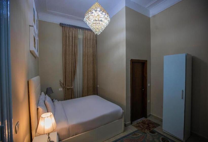 تختخواب و صبحانه The Square Boutique