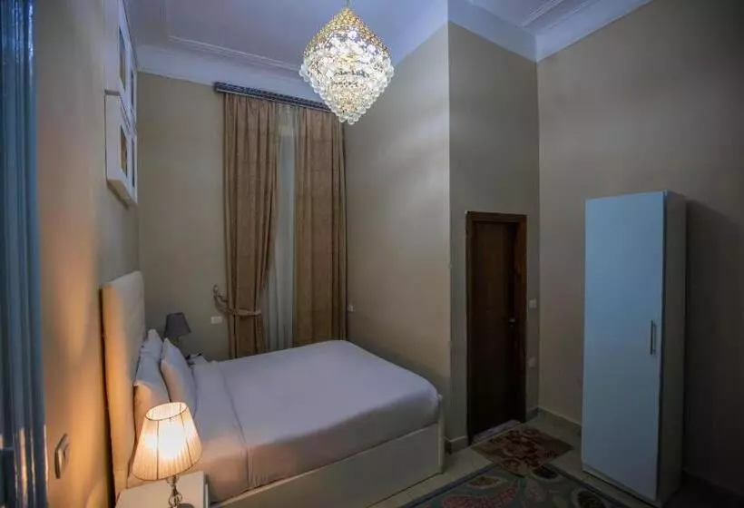 تختخواب و صبحانه The Square Boutique