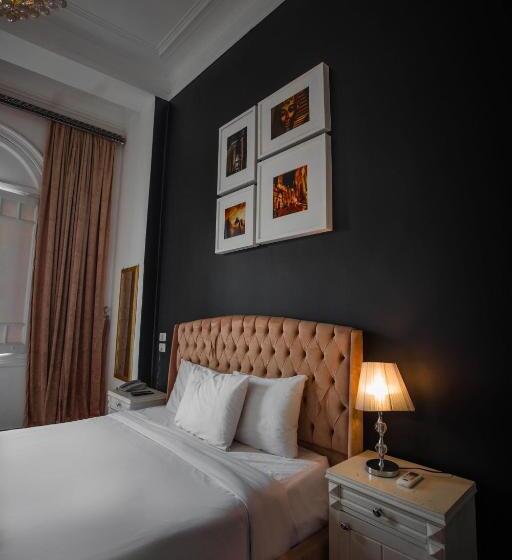 تختخواب و صبحانه The Square Boutique