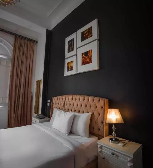 تختخواب و صبحانه The Square Boutique