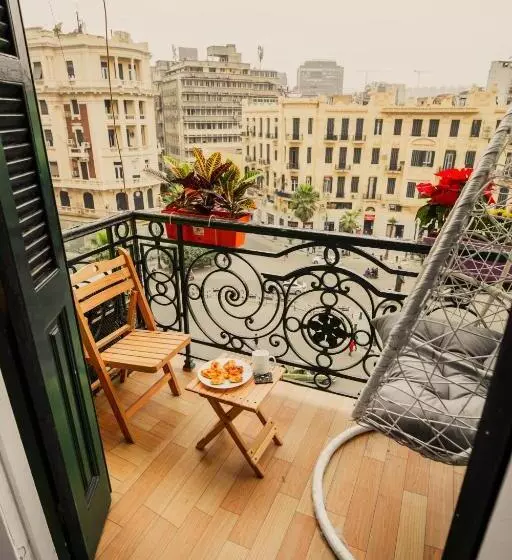 تختخواب و صبحانه The Square Boutique