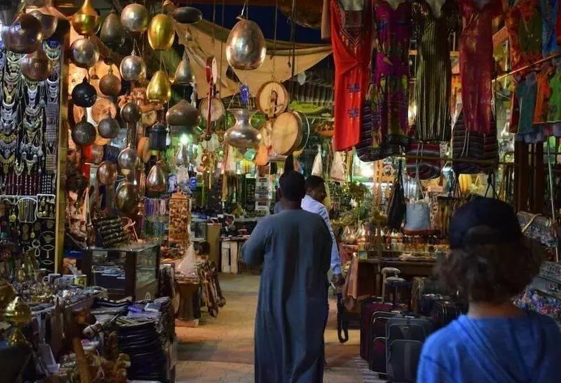 تختخواب و صبحانه The Square Boutique