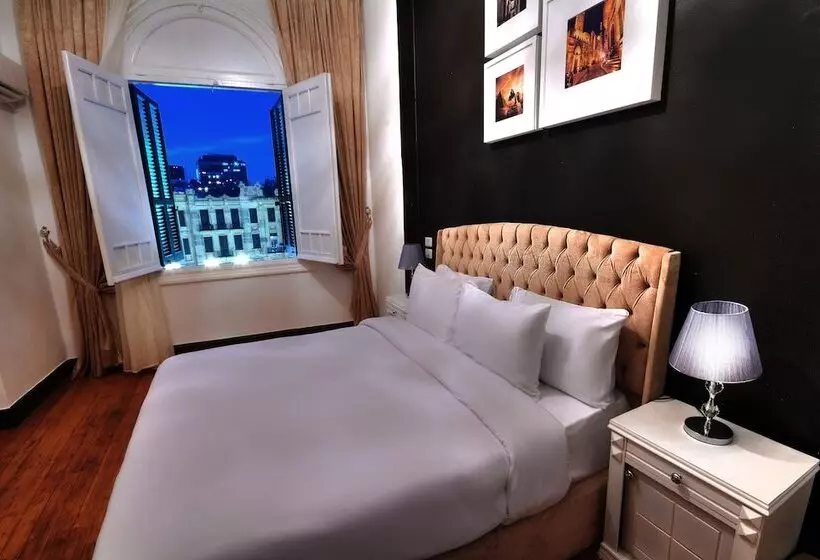 تختخواب و صبحانه The Square Boutique