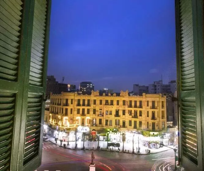 تختخواب و صبحانه The Square Boutique