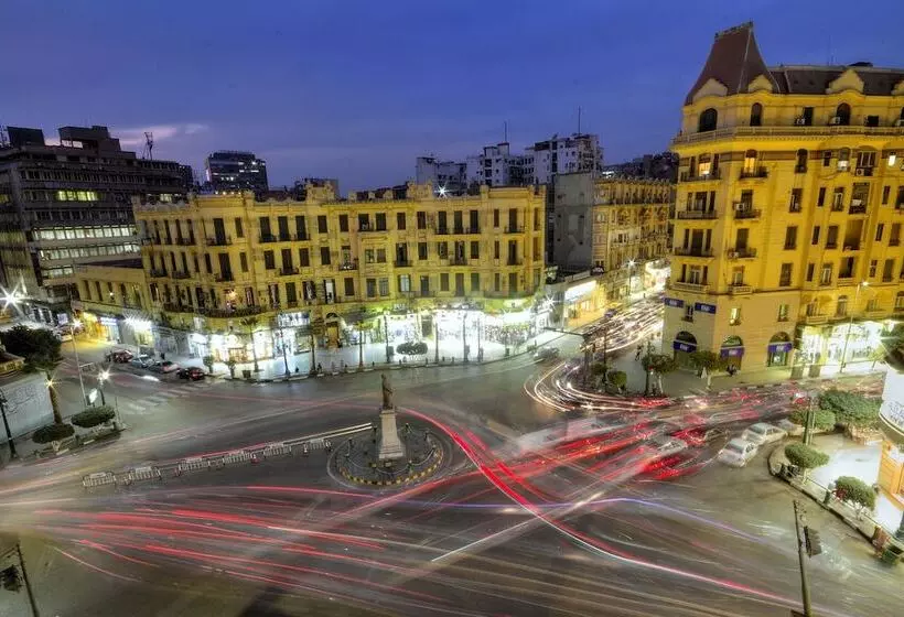 تختخواب و صبحانه The Square Boutique