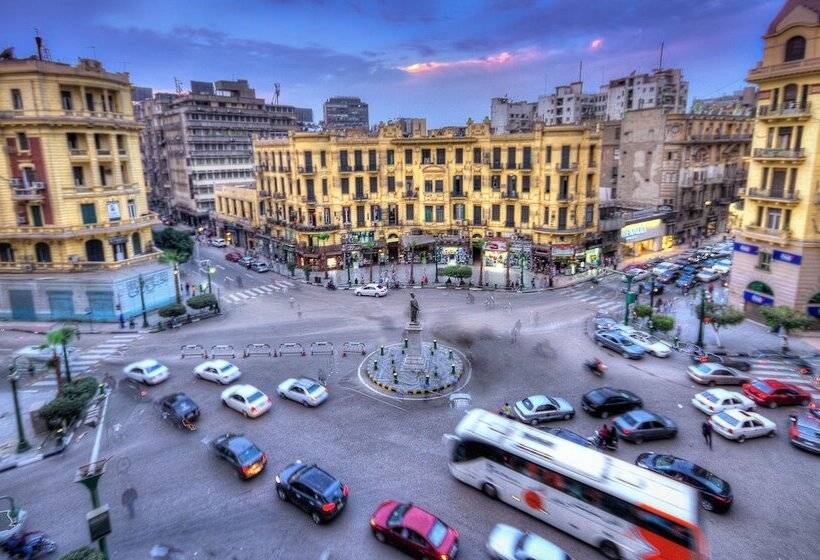 تختخواب و صبحانه The Square Boutique