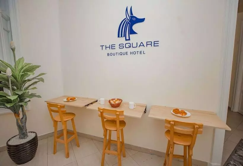 تختخواب و صبحانه The Square Boutique