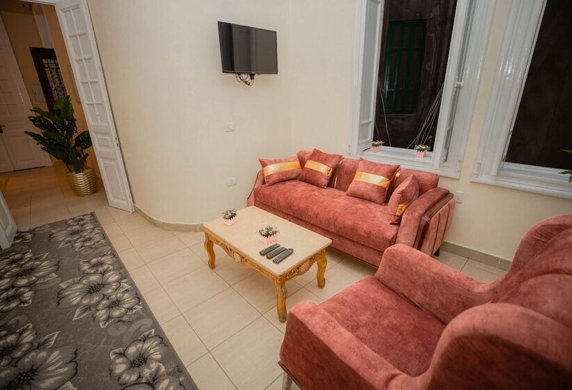 تختخواب و صبحانه The Square Boutique