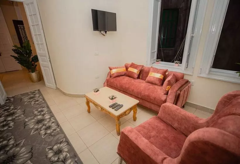 تختخواب و صبحانه The Square Boutique