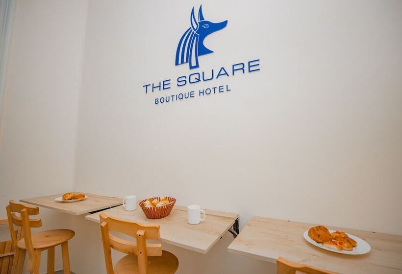 تختخواب و صبحانه The Square Boutique