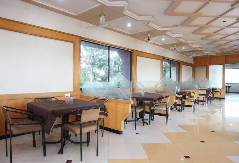 Oyo 24487 Hotel Raj Regency