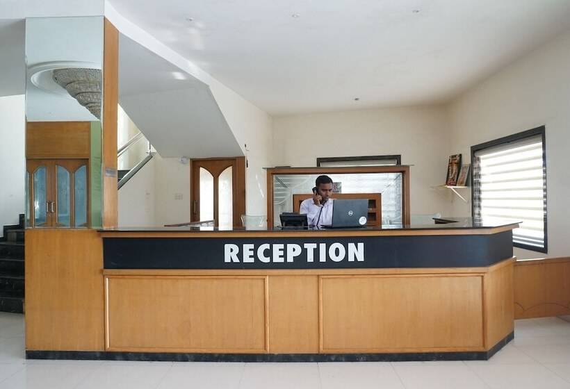 Oyo 24487 Hotel Raj Regency