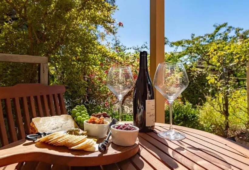 Aamiaismajoitus (B&B) Shy Cottage And Studio