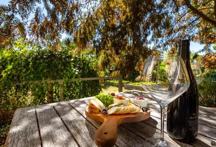 Aamiaismajoitus (B&B) Shy Cottage And Studio