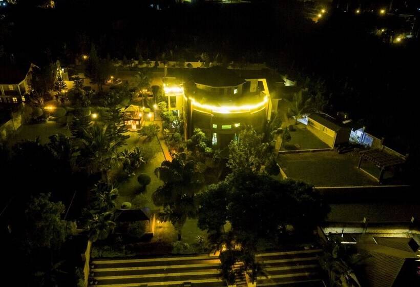 Shine Country Resort Hotel   Hostel