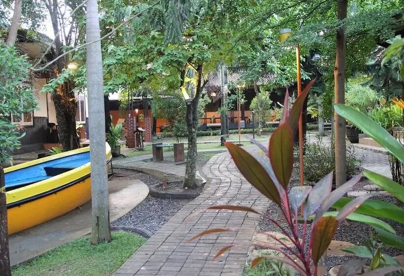 Hotelli Bamboe Inn Homestay