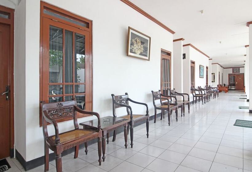 בית מלון כפרי Reddoorz Plus @ Taman Siswa 3