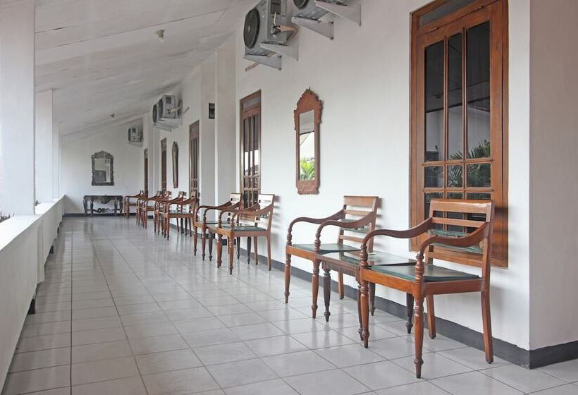 בית מלון כפרי Reddoorz Plus @ Taman Siswa 3