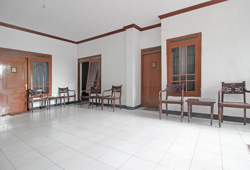 בית מלון כפרי Reddoorz Plus @ Taman Siswa 3