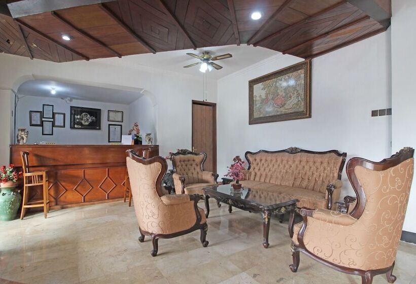 בית מלון כפרי Reddoorz Plus @ Taman Siswa 3