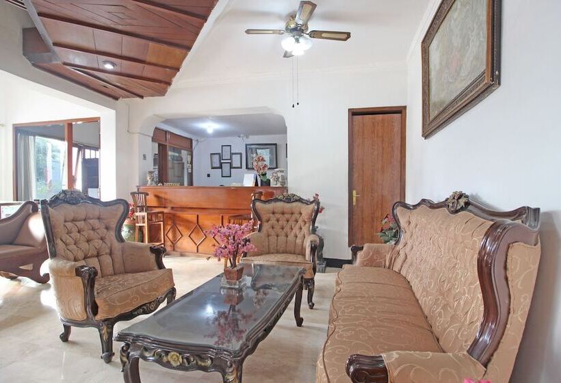 בית מלון כפרי Reddoorz Plus @ Taman Siswa 3